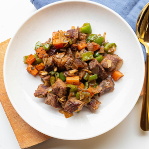Dégustez un délicieux sauté de dinde, Une recette savoureuse et équilibrée qui saura vous satisfaire ! Livraison en Martinique, livraison au bureau ou à domicile, livraison de plats locaux, traiteur à domicile.